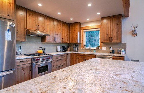 Wenatchee House | Mountain Retreat, steps from Skiing, Mountain Biking, and Hiking