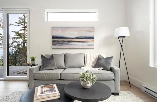 Regional District of Nanaimo House | Mountain Suite - Fully Equipped Kitchen - Ocean View Fire Pit - Heated Bathroom Floor - WD