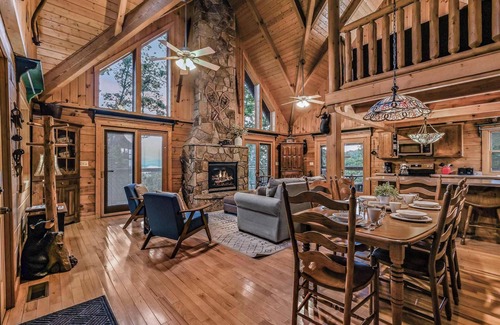 Gatlinburg - Pigeon Forge House | Mountain Top View | Sleeps 11 | Game Room | Pools!