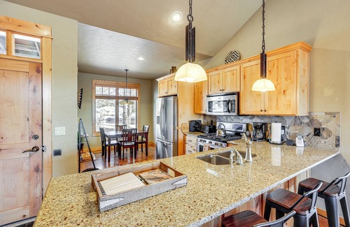 Powell Butte Cabin | Mountain-View Cabin Near Trails in Powell Butte!