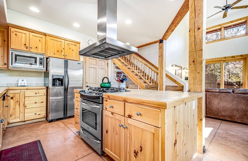 Coyote Run House | Mountain-view home with private hot tub & patio - close to golf & trails