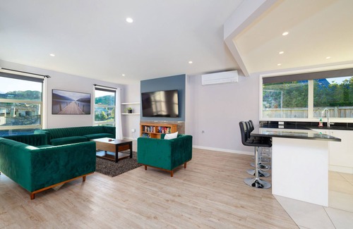 Kaikoura House | Mountain View - Kaikoura Holiday Home