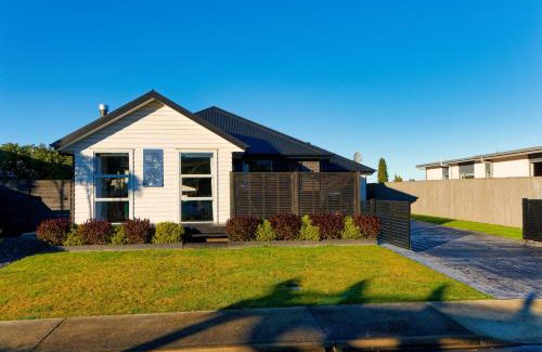 Kaikoura House | Mountain View - Kaikoura Holiday Home