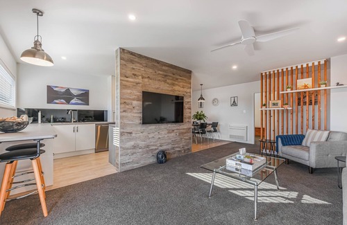 Stoke House | Mountain View - Nelson Holiday Home