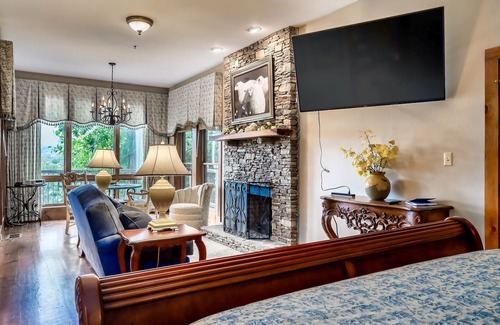 Townsend Hotel | Mountain Views | King Bed | Private Deck
