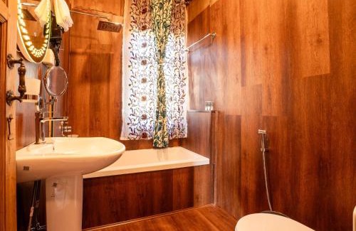 Dal Lake Boat Rental | Moustache Houseboat Srinagar