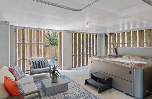 Old Village House | Mt Pleasant Beach Retreat- Mins to Sullivan's IOP