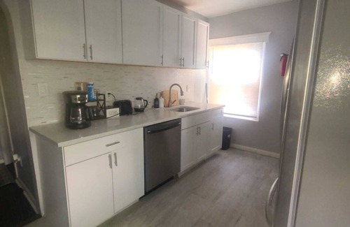 North Side Apartment | MT. Vernon 2nd floor Global Retreat Cozy 2-bedroom with AC, WiFi