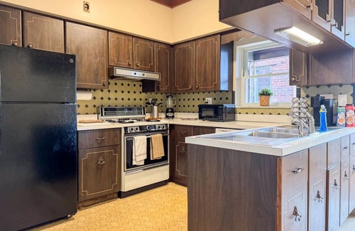 Duquesne House | MUST SEE! Pittsburgh Mansion: 10 Bedrooms, 20 Beds