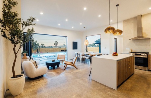 Yucca Valley House | Mykonos style spacious 5-bedroom house with backyard oasis
