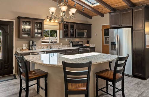 Sedona House | Myrinn – Desert Design w/Hot Tub & Creek Access