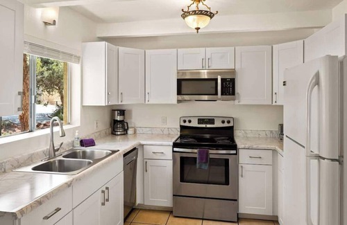 West Sedona Condo | Myrinn – Garden Patio Near Trails & Sunset Park