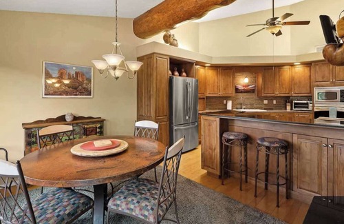 Oak Creek Condo | Myrinn – Spacious Getaway w/Red Rock Views & Pool