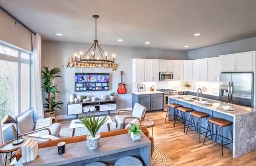 Haynes Area House | Nashville Skyline View with a Rooftop Deck that Sleeps 14 People