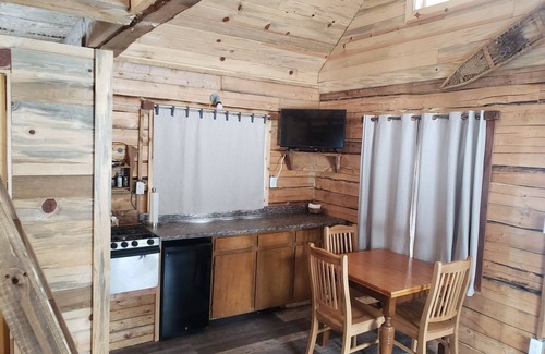 Slana Cabin | National Park Stay: Premium comfort in Alaska's wilds. Hiking, lakes, tranquility. Pets OK!