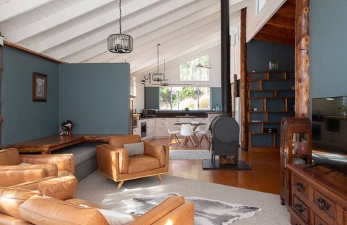 Underwood House | Nature Escape - Big Bush Block!