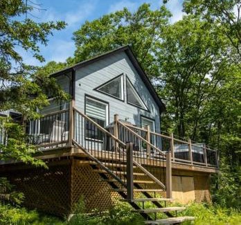 Sainte Beatrix Ski Chalet | Nature et détente Private Hot Tub Lakeside