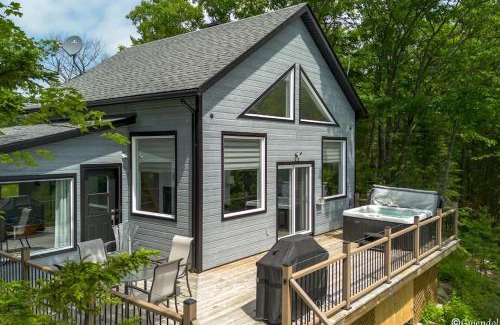 Sainte Beatrix Ski Chalet | Nature et détente Private Hot Tub Lakeside