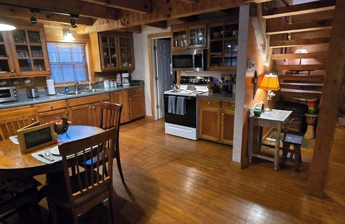 Fairview Cabin | Nature Lovers Paradise- Rustic Cabin on 2 acres with a creek!