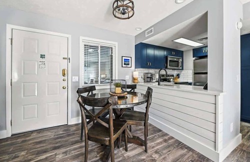 Gatlinburg - Pigeon Forge Condo | Nature Views Pool Access Mountain Hideaway