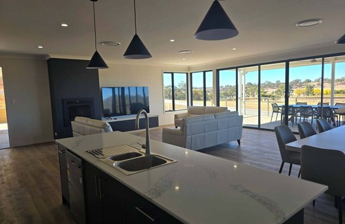 Emu Flat Villa | Neagles Retreat Villa 8-1 bedroom plus a sofa bed