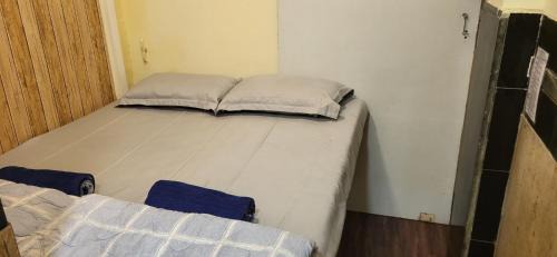 Andheri Hotel | Near Airport AC Couple Friendly Small Cozy Room at a Budget Inn
