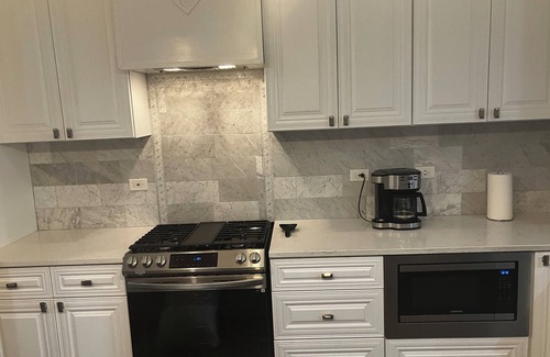 Woodlawn House | Near Lakefront! Minutes from the beach, museum, and 2 golf courses.