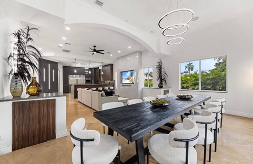 Paradise House | Near Strip, 14 Bedroom Sleeps 40, Huge Indoor/Outdoor Pools, Saunas,Jacuzzi /Spa