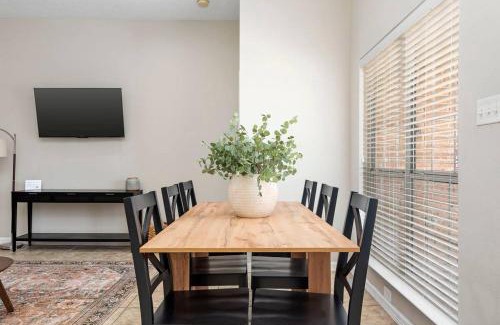 College Station House | Near Texas A&M, Spacious Living Room, 4 Queen Beds