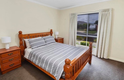 Horsham House | Neat, Quiet and Close to River