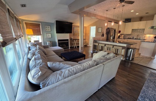 North Beach House | Neon Moon Beach Cottage a Tranquil 2-bedroom house in North Beach