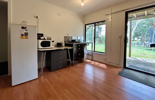 Koroit House | Nestled on Tower Hill's edge, with stunning views! Sleeps 6