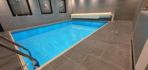 Uedesheim House | Neusse Ferienwohnung mit Schwimmbad