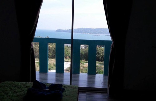 Ko Sichang Hotel | Neutron Bungalow