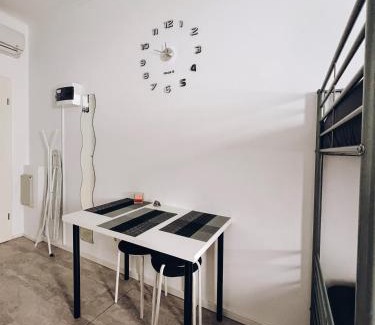 Freiberg am Neckar Apartment | Neuwertiges Apartment mit schnellem WLAN, Glasfaser, Kostenlose Privatparkplatz auch für Transporter geeignet R11