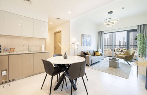 Downtown Dubai Apartment | New 2B | Burj Khalifa | Dubai Mall | 2 Pools | Gym