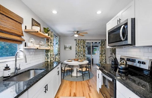 South Gate Ridge House | New 3 bedroom, close to Siesta