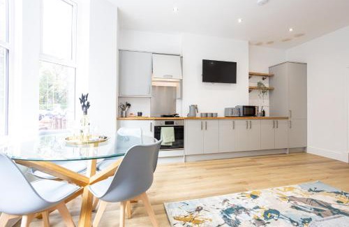 Walkden Apartment | NEW! 5 x Stunning 1-Bed Apartments in Manchester by 53 Degrees Property, Ideal for Long Term, Couples or Business Groups!