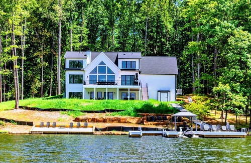 Bumpass House | NEW 5BR Lakefront Lake Anna, Beach, Dock, Views
