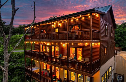 Chalet Village North Cabin | ❦ NEW! 6-BR, 𓆉 PrivtPool, NerfWall, MovieRm, HotTub, Infinity Arcade1Up❦