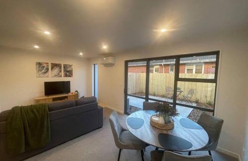 Spreydon Apartment | New And Serene Two Bedroom Townhouse Close to CBD