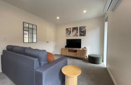 Spreydon Apartment | New And Serene Two Bedroom Townhouse Close to CBD