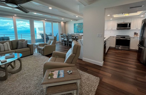Independence Square Condo | New at Pier House! Renovated and Jaw Dropping Views + Walkable to Everything!