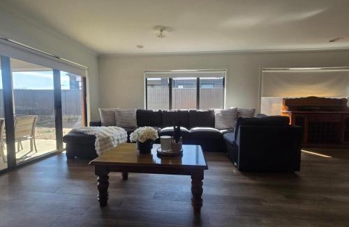 Lucas House | New Ballarat House Great for Families & Getaways