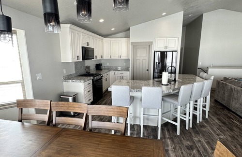 Sweetwater House | NEW Bear Lake home minutes from Garden City, GORGEOUS views, and Private Hot Tub