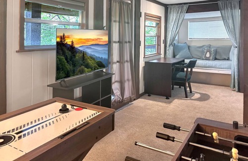 Gatlinburg - Pigeon Forge Ski Chalet | New! Bring Pets! Firepit*Fishing*Games*Sleeps 5!