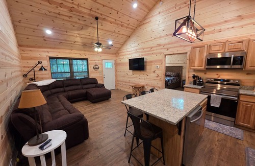 Whittier Cabin | New Build! 2 BR En-Suite,Near Casino,WCU& Railroad