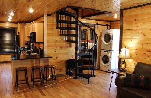 Pigeon Forge Cabin | New! CABIN IN THE TREETOPS 2 br/sleeps 6, Private Hot Tub, Gas Grill, 2 Decks