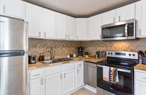 North Aurora Apartment | "NEW" Centrally Located Mid-Mod Comfort-Near Anschutz