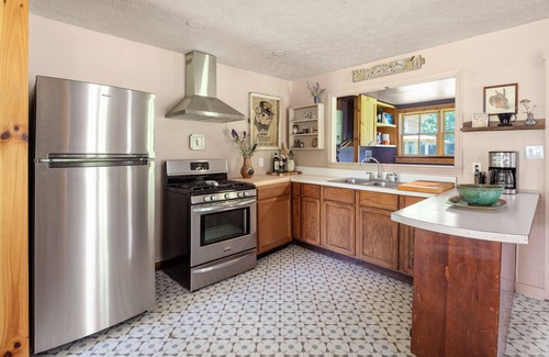 Barnardsville Cottage | New! Charming Oasis on a Trout Stream.